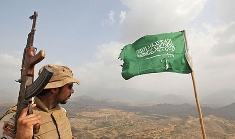 Militer Arab Saudi dikerahkan ke Yaman untuk memerangi Houthi.