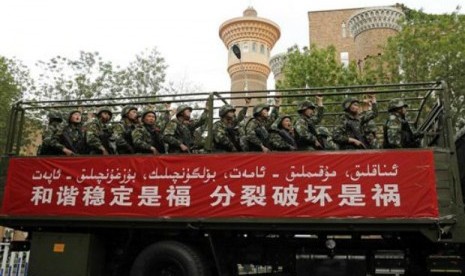 Militer China dikerahkan untuk mengawasi aktivitas Muslim di Xinjiang.