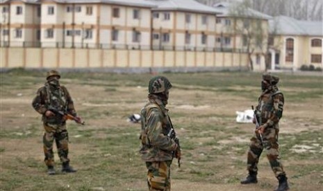 Militer India berjaga setelah penembakan di Srinagar