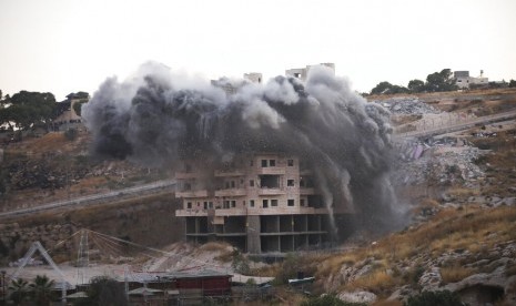 Militer Israel menghancurkan bangunan milik warga Palestina di Sur Baher, Yerusalem Timur, Senin (22/7) waktu setempat. 