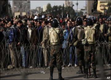 Militer berjaga-jaga di Lapangan Tahrir, Kairo, Jumat (4/2).