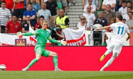 Milivoje Novakovic saat mencetak gol ke gawang Inggris yang dijaga Joe Hart