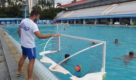 Milos Sakovic memantau para pemain polo air di kolam renang GOR Simprug, Jakarta.