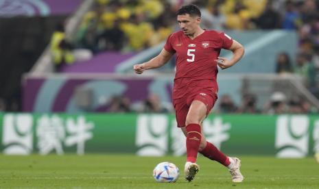 Milos Veljkovic dari Serbia mengontrol bola selama pertandingan sepak bola grup G Piala Dunia antara Brasil dan Serbia, di Stadion Lusail di Lusail, Qatar, Kamis, 24 November 2022. 