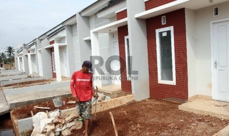 Mimpi keuangan setiap pasangan menikah adalah memiliki rumah, salah satu caranya lewat meminjam kredit ke bank.