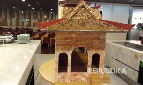 Miniatur Masjid Cheng Ho berbahan cengkeh dipajang selama Ramadhan di Hotel Harris Malang, Jawa Timur.