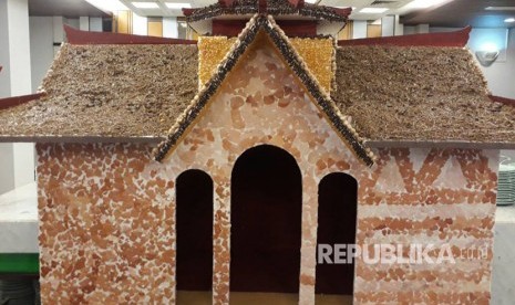 Miniatur Masjid Cheng Ho berbahan cengkeh dipajang selama Ramadhan di Hotel Harris Malang, Jawa Timur.