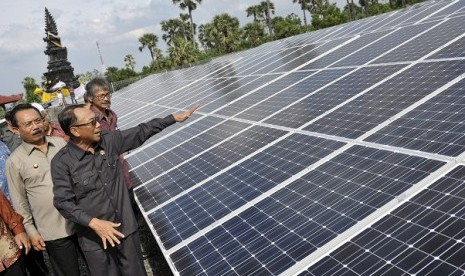 Minister of Energy and Mineral Resources, Jero Wecik, launches a solar power plant in Bali, last month. Indonesia now pays more attention to the development of green economy. (illustration)