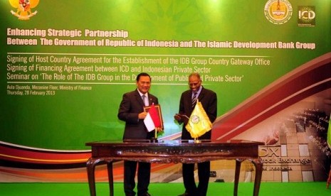 Minister of Finance Agus Martowardojo (left) and President of Islamic Development Bank Ahmad Mohamed Ali Al-Madani sign Host Country Agreement in Jakarta on Feb.28 to officially opens IDB office in Indonesia. 