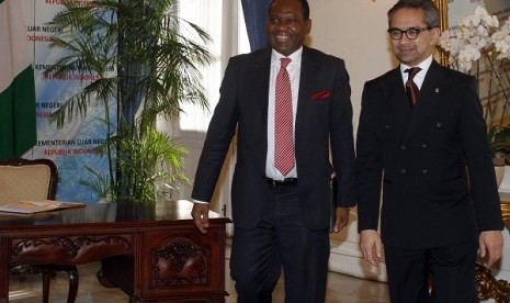 Minister of Foreign Affairs Marty Natalegawa (right)  and his counterpart from Nigeria, Olugbenga Ashiru, hold a bilateral meeting ini Jakarta on Thursday, July 25, 2013. 