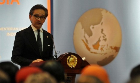 Minister of Foreign Affairs, Marty Natalegawa says during a yearly press statement on Friday that Indonesia introduces an approach called as sustainable growth with equity.