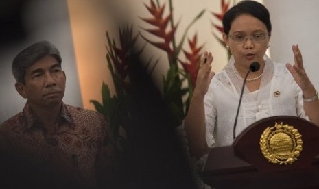 Minister of Foreign Affairs Retno Marshdi (right) speaks befor the press on Wednesday, Oct 29, 2014.