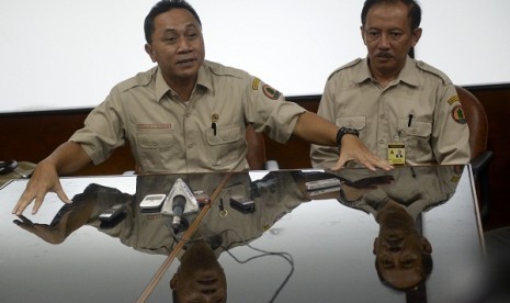 Minister of Forestry, Zulkifli Hasan (left) explains about his meeting with Horrison Ford when the Hollywood star interviewed him at his office on Monday. 