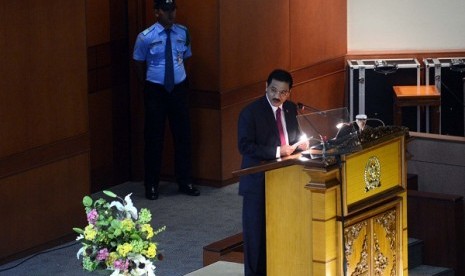 Minister of Home Affairs Gamawan Fauzi speaks about autonomous regions during a plenary session at the House of Representative in Jakarta. (file photo).