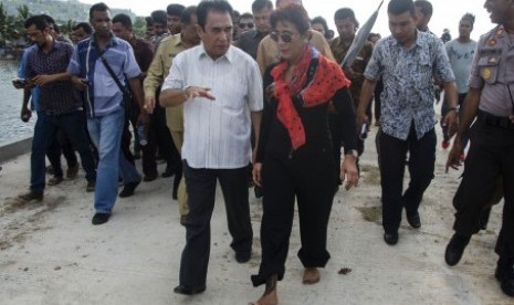  Minister of Maritime and Fishery Affairs Susi Pudjiastuti walks in bare foot during her visitin Ambon, Maluku, on Thursday.  