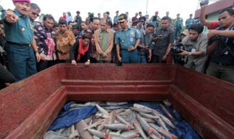 Minister of Maritime and Fishery Affairs Susi Pudjiastuti (center with red scarf) inspects an illegal fishing boat in Ambon, Maluku, on Thursday.  