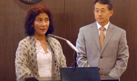 Minister of Maritime and Fishery Affairs Susi Pudjiastuti (left) and Ambassador of South Korea Cho Tai-Young in Jakarta on Thursday, Nov 13.