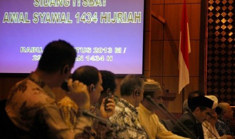 Minister of Religious Affairs Suryadharma Ali chairs a session in Jakarta to determine Shawwal 1 when Muslim celebrate it as Eid al Fitr. All participants decide that the Islamic festivity falls on Thursday, August 8, 2013.   