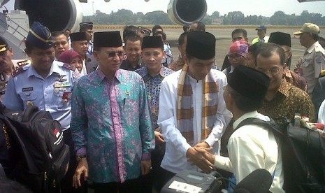 Minister of Religious Affairs Suryadharma Ali (second from left) and Governor of Jakarta Joko Widodo (in white) see the hajj pilgrims off from Halim Perdanakusuma Airport in Jakarta on Tuesday. 