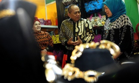 Minister of Small Medium Enterprises, Sjarifuddin Hasan (center) visits Muslim World Biz 2012 in Jakarta.  