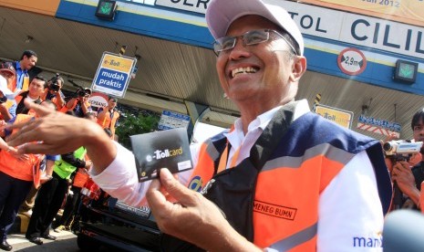 Minister of State Owned Enterprises, Dahlan Iskan, sells e-Toll Card in Cilitan Tol Gate, Jakarta, Monday.