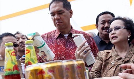 Minister of Trade, Gita Wiryawan (left) checks some illegal products confiscated from Aviari Market in Batam on Monday. National Agency of Drug and Food Control (BPOM) seized 950 illegal import products and toxic cosmetic products  from surprise inspection