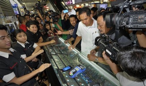 Minister of Trade, Gita Wiryawan (white shirt) conducts a sudden inspection in Roxy shopping center in Jakarta on Wednesday.  