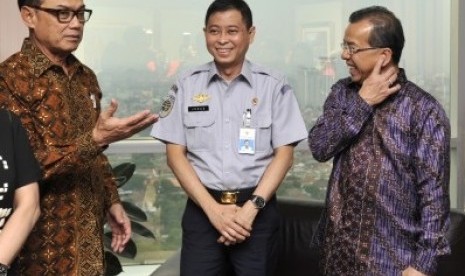 Minister of Transportation Ignasius Jonan (center) talks with General Chairman ofKADIN, Suryo Bambang Sulistiyo (left) and one of Deputy at KADIN, Emirsyah Satar in Jakarta on Friday, Nov 14.