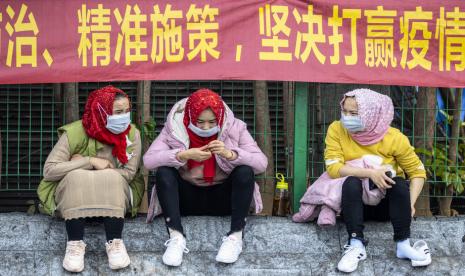  Asosiasi Islam China Bicara Soal Muslim di Xinjiang  . Foto: Minoritas Uighur sedang duduk di stasiun Guangzhou, China. Jerman mengkritik China atas pelanggaran hak asasi manusia terhadap minoritas Uighur. Ilustrasi. 