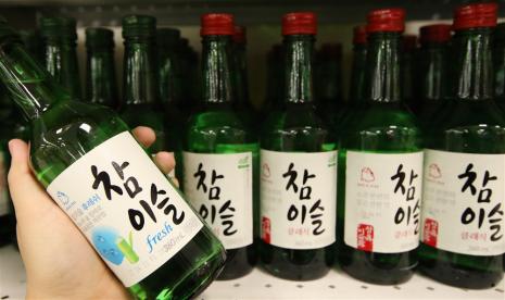 Minumal soju dari Korea Selatan adalah minuman beralkohol khas negara tersebut. Pendakwah Habib Husein bin Ja'far Al Hadar sebut minuman soju tergolong haram.