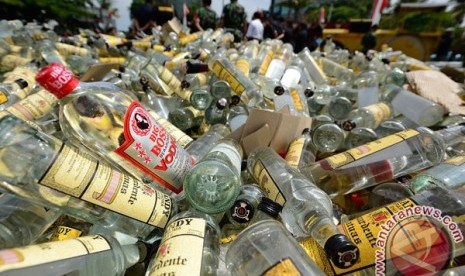 Minuman beralkohol. Kepolisian Resor Mimika menindak tegas penjual minuman beralkohol yang tidak mengindahkan Instruksi Bupati Mimika Nomor 1 Tahun 2020 tentang Batas Waktu Beroperasi Seluruh Tempat Usaha di Kota Timika maksimal hingga pukul 14.00 WIT.