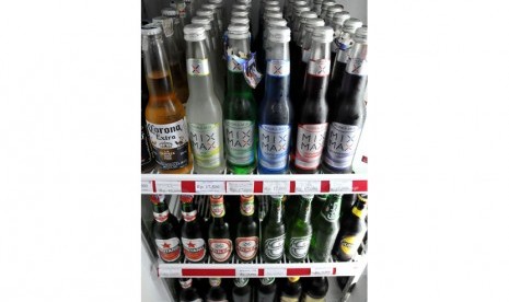 Minuman beralkohol di minimarket. (Prayogi/Republika)