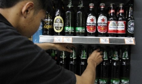 Minuman beralkohol dijual di salah satu minimarket di Jakarta, Kamis (27/3).