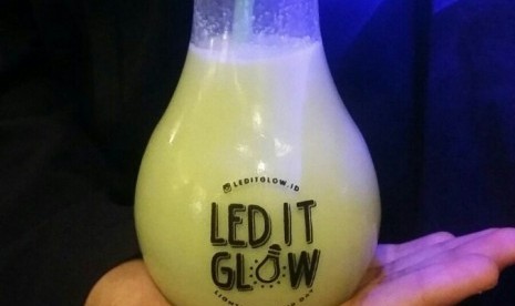 Minuman di dalam botol berbentuk bohlam lampu LED.