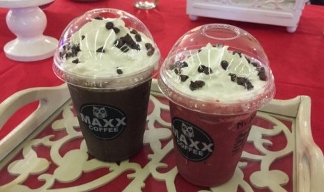 Minuman kopi Red Velvet dan Black Velvet.