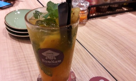 Minuman NamNam Noodle Bar.