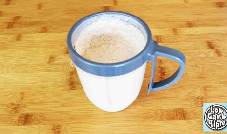 Minuman protein atau protein shake.Protein termasuk makronutrien dengan banyak peran penting dalam tubuh antara lain membantu menjaga massa otot dan menurunkan berat badan seseorang karena membantu dia merasa kenyang sehingga tak makan berlebihan, menurut pakar gizi Jinan Banna.