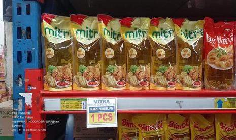 Minyak goreng harga terjangkau hanya boleh dibeli 1 liter per orang per hari. 