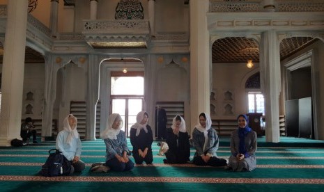 Mira Achiruddin (paling kanan) saat mengunjungi Masjid Camii Tokyo.