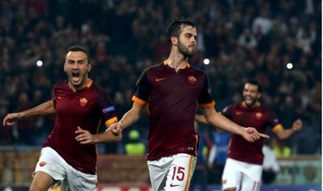 Miralem Pjanic (tengah)