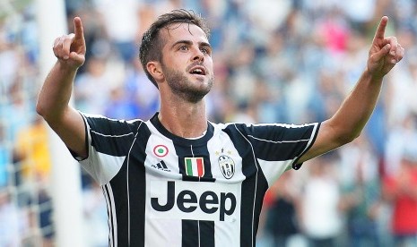 Gelandang Juventus Miralem Pjanic yang akan membela Barcelona musim depan. 