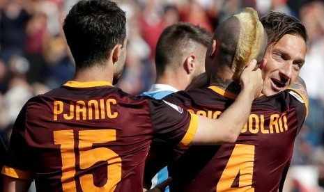 Miralem Pjanic bersama Radja Nainggolan (kanan).