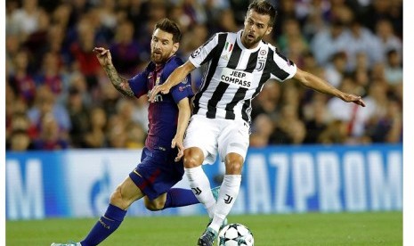 Miralem Pjanic (kanan) menjaga Lionel Messi pada pertemuan pertama Grup D Liga Champions musim ini.