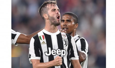 Miralem Pjanic (kiri).