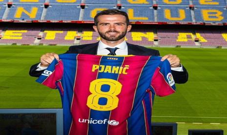 Miralem Pjanic saat diperkenalkan secara resmi.