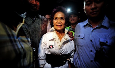 Miranda S. Goeltom, dengan memakai baju tahanan KPK, didampingi aparat kepolisian seusai menjalani sidang perdananya di Pengadilan Tipikor, Jakarta, Selasa (24/7)