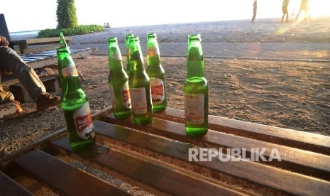 Miras, minuman beralkohol di salah satu kawasan hotel di Bali. Kamis (19/5). (Republika/Musiron)