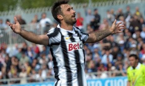 Mirko Vucinic merayakan gol saat pertandingan antara Novara dan Juventus di stadion Silvio Piola di Novara, Italia, Minggu (29/4). Vucinic cetak dua gol dan Juventus menang 4-0. 