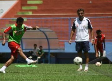 Miroslav Janu (kanan), pelatih Arema Indonesia, menggelar sesi latihan jelang laga lawan Persib Bandung.