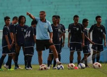  Miroslav Janu (tengah), pelatih Persela Lamongan, memberi instruksi kepada sejumlah pemainnya saat latihan di Stadion Kanjuruhan, Malang, Jawa Timur. 